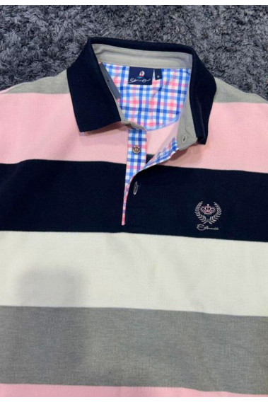 Homme portant le polo manches longues roses à rayures. col chemise et coupe classique.