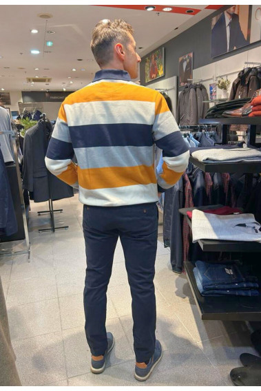 Homme de dos portant le polo manches longues ocre à rayures. Coupe classique.