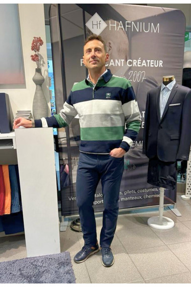 Homme portant le polo manches longues vert à rayures. Coupe classique.