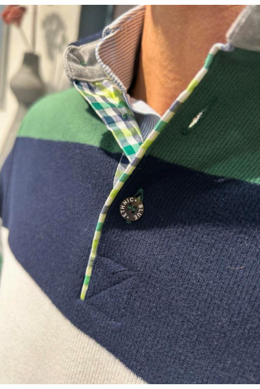 Homme portant le polo manches longues vert à rayures. Coupe classique.