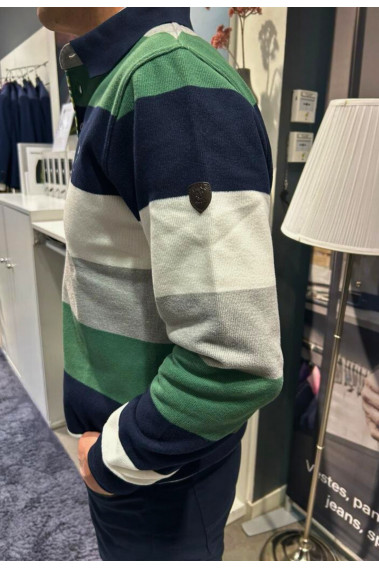 Homme de profil portant le polo manches longues vert à rayures. Coupe classique.