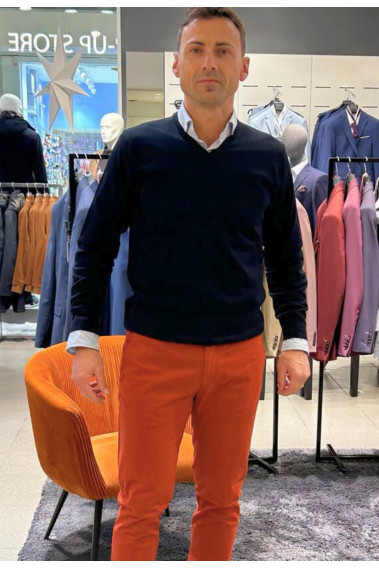 Homme portant le pull col V marine avec une chemise. Coupe regular.