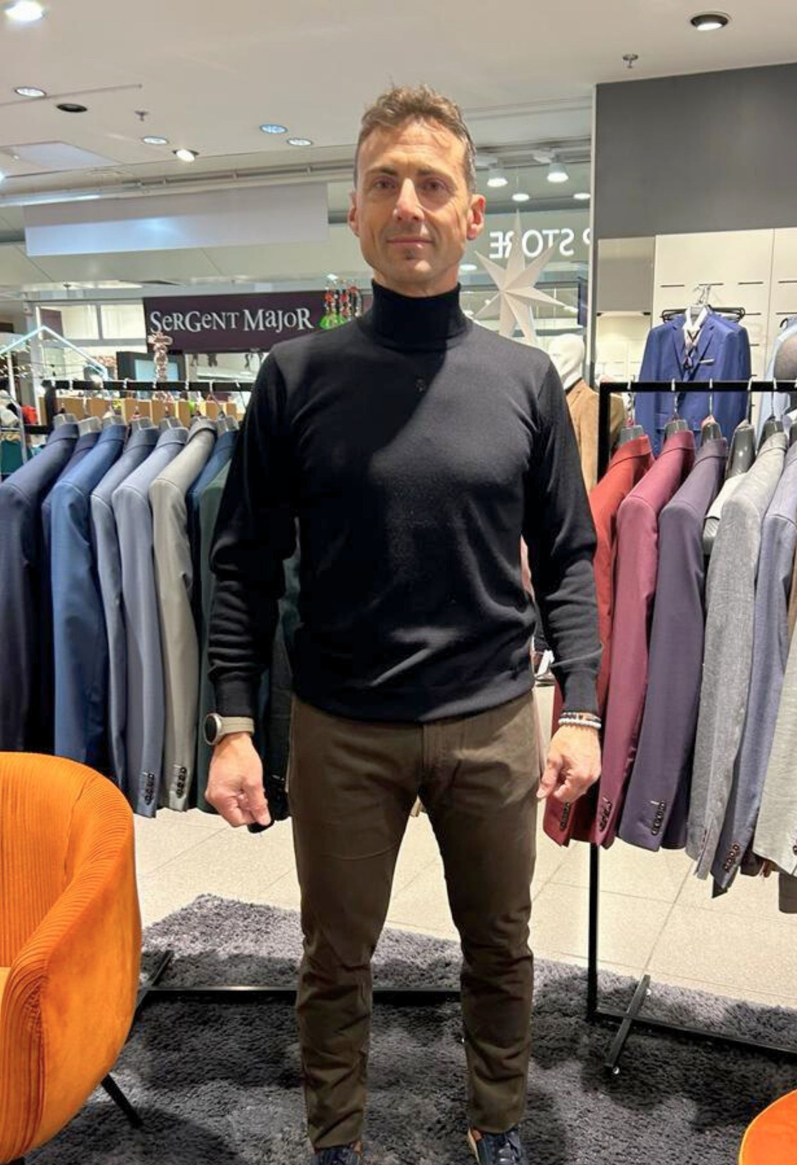 Homme portant le col roulé noir. Coupe regular.