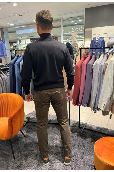 Homme de dos portant le col roulé noir. Coupe regular.