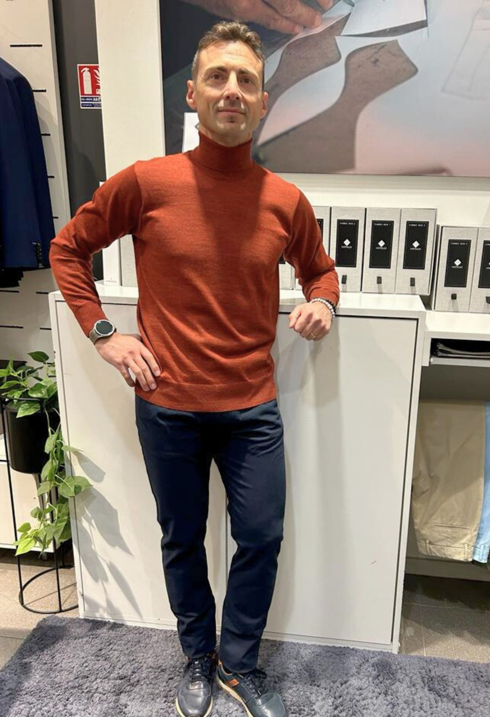 Homme portant le col roulé rouille. Coupe regular.