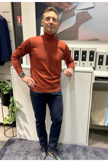 Homme portant le col roulé rouille. Coupe regular.