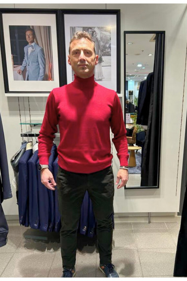 Homme portant le col roulé rouge. Coupe regular.