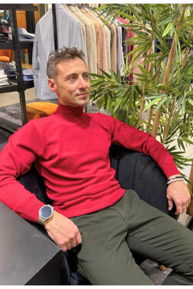 Homme portant le col roulé rouge. Coupe regular.