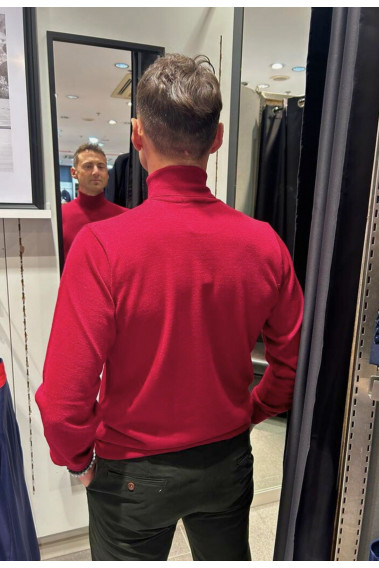 Homme de dos portant le col roulé rouge. Coupe regular.