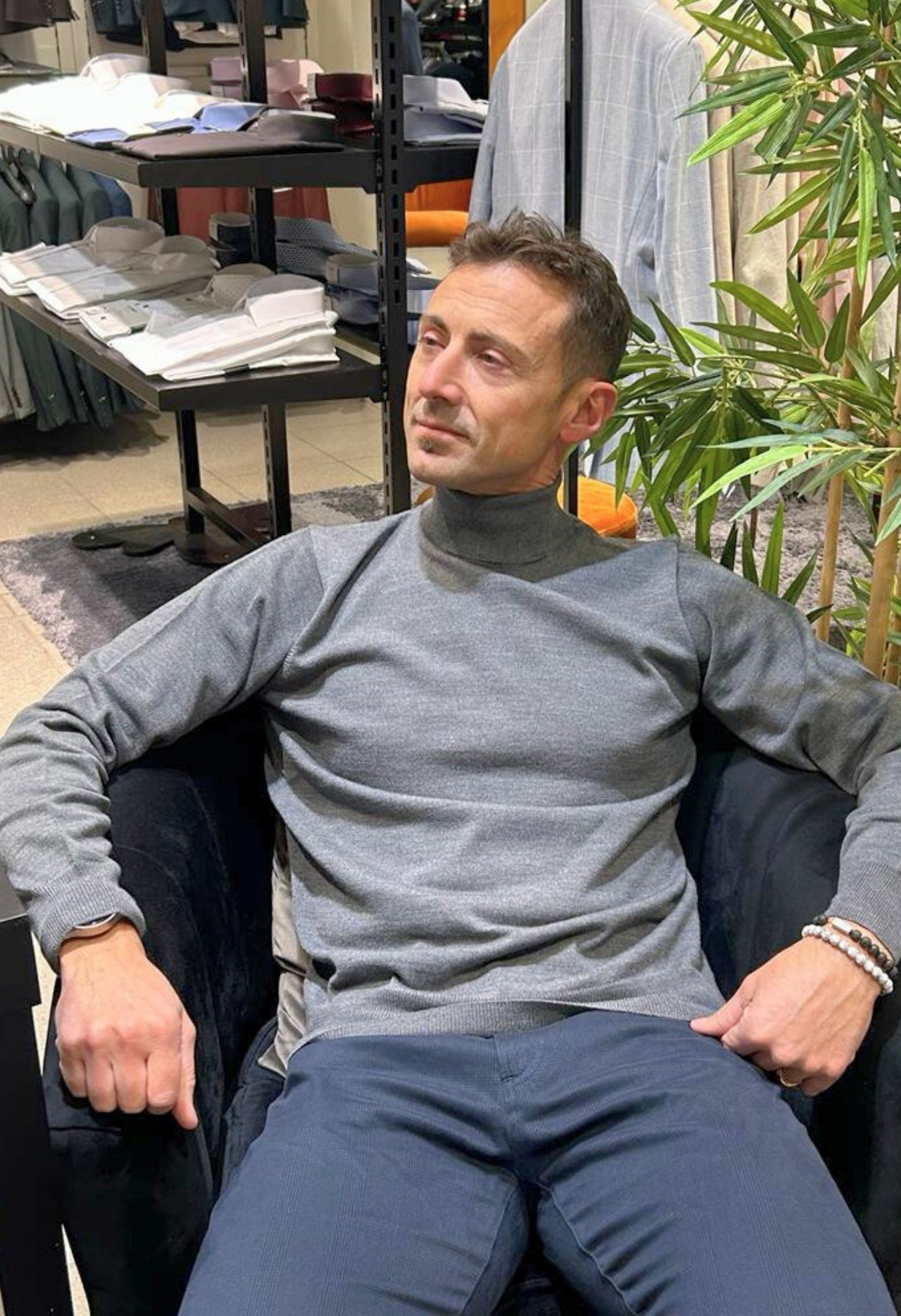 Homme portant le col roulé gris clair. Coupe regular.