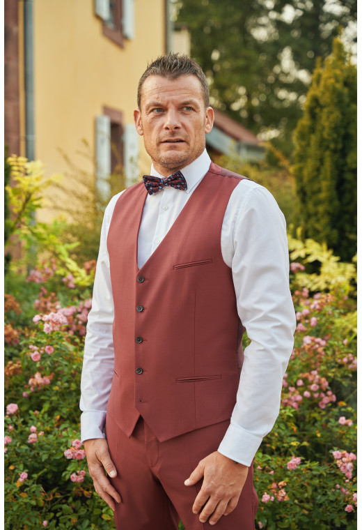 Homme portant le gilet CHRIS framboise accompagné d'un nœuds papillon.