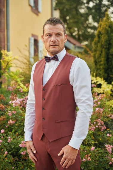 Homme portant le gilet CHRIS framboise accompagné d'un nœuds papillon.