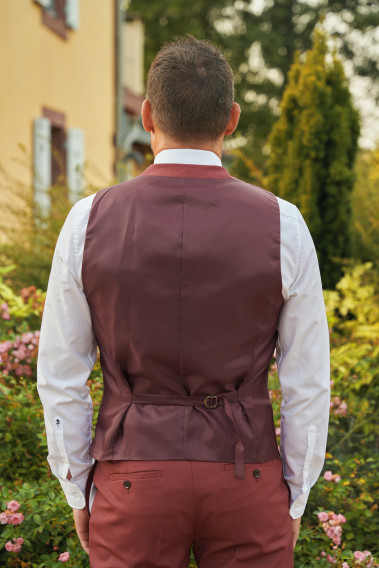 Homme de dos portant le gilet CHRIS framboise avec possibilité de le resserrer.