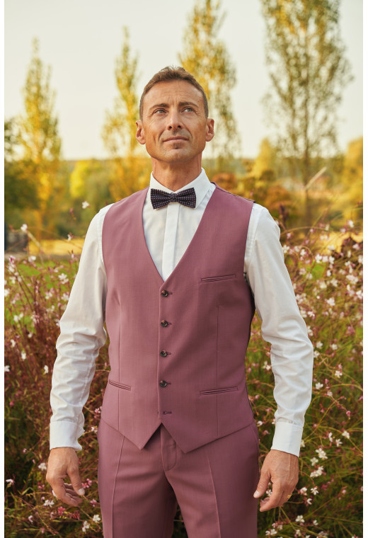 Homme portant le gilet CHRIS fushia accompagné d'un nœuds papillon.