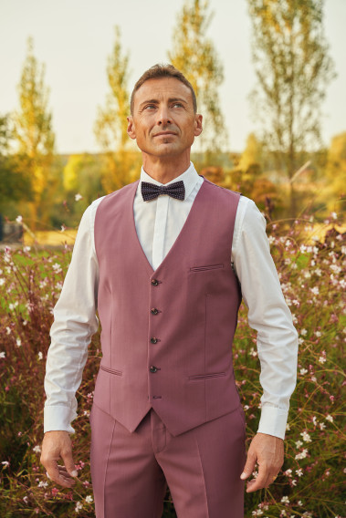 Homme portant le gilet CHRIS fushia accompagné d'un nœuds papillon.