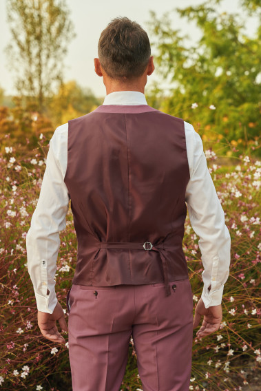 Homme de dos portant le gilet CHRIS fushia avec possibilité de le resserrer.