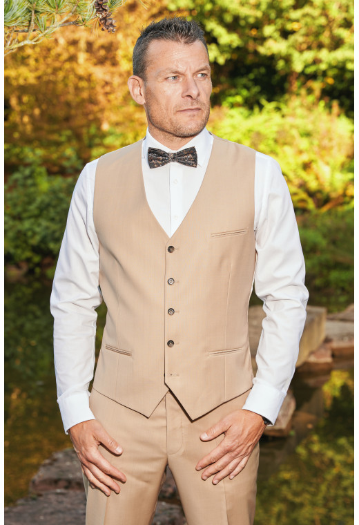 Homme portant le gilet CHRIS beige sable accompagné d'un nœuds papillon.