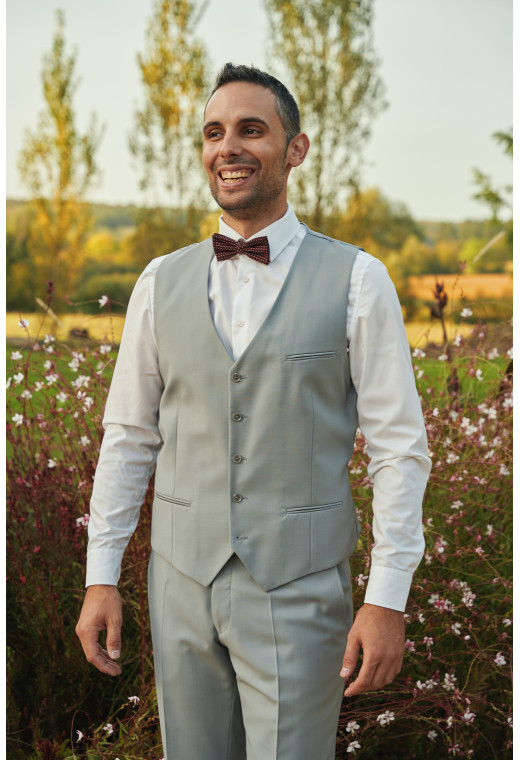 Homme portant le gilet CHRIS gris clair accompagné d'un nœuds papillon.