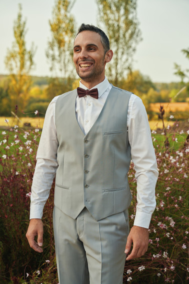 Homme portant le gilet CHRIS gris clair accompagné d'un nœuds papillon.