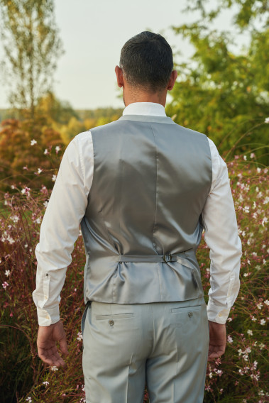 Homme de dos portant le gilet CHRIS gris clair avec possibilité de le resserrer.