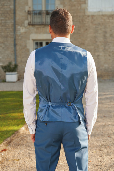 Homme de dos portant le gilet CHRIS bleu avec possibilité de le resserrer.