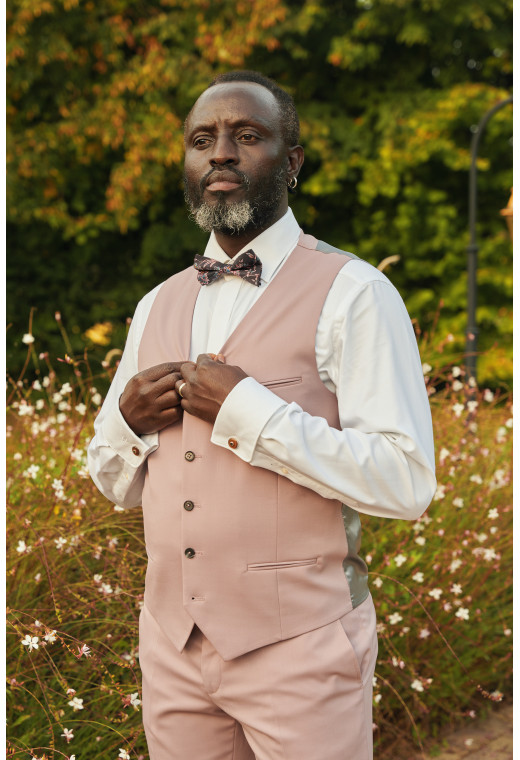 Homme portant le gilet CHRIS rose pâle accompagné d'un nœuds papillon.