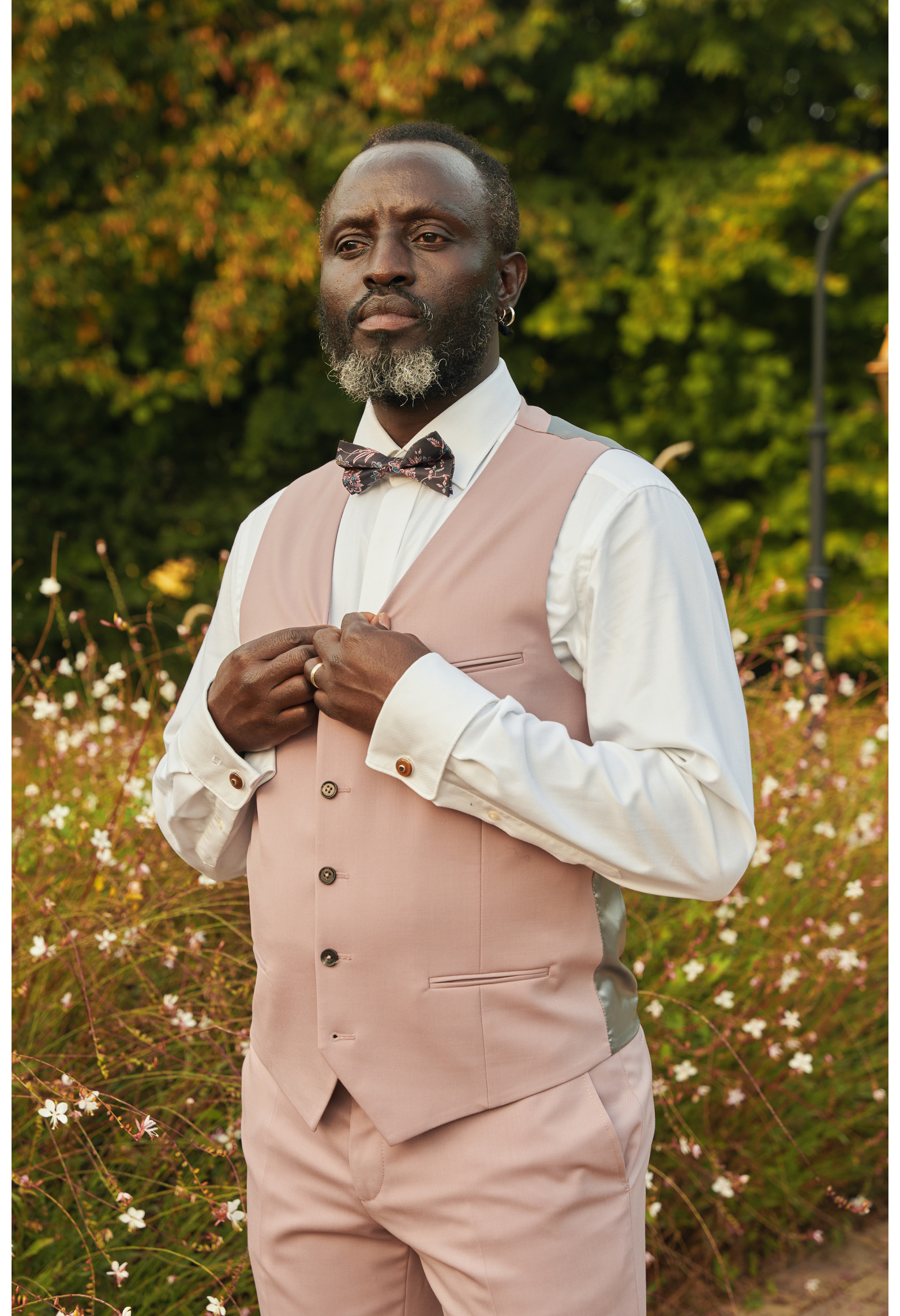 Homme portant le gilet CHRIS rose pâle accompagné d'un nœuds papillon.
