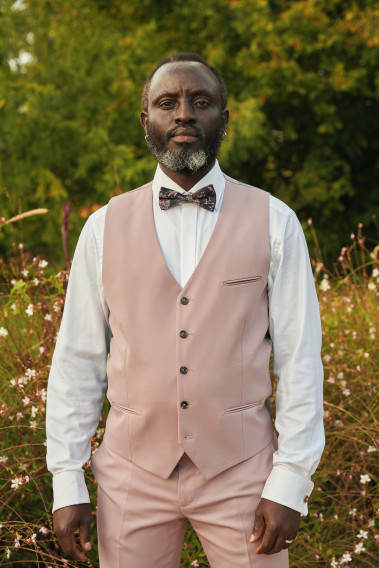 Homme portant le gilet CHRIS rose pâle accompagné d'un nœuds papillon.