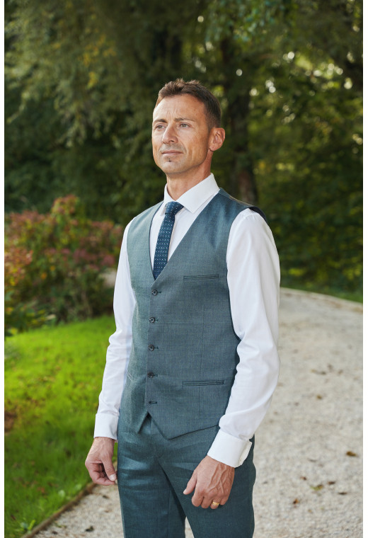 Homme portant le gilet CHRIS vert accompagné d'un nœuds papillon.