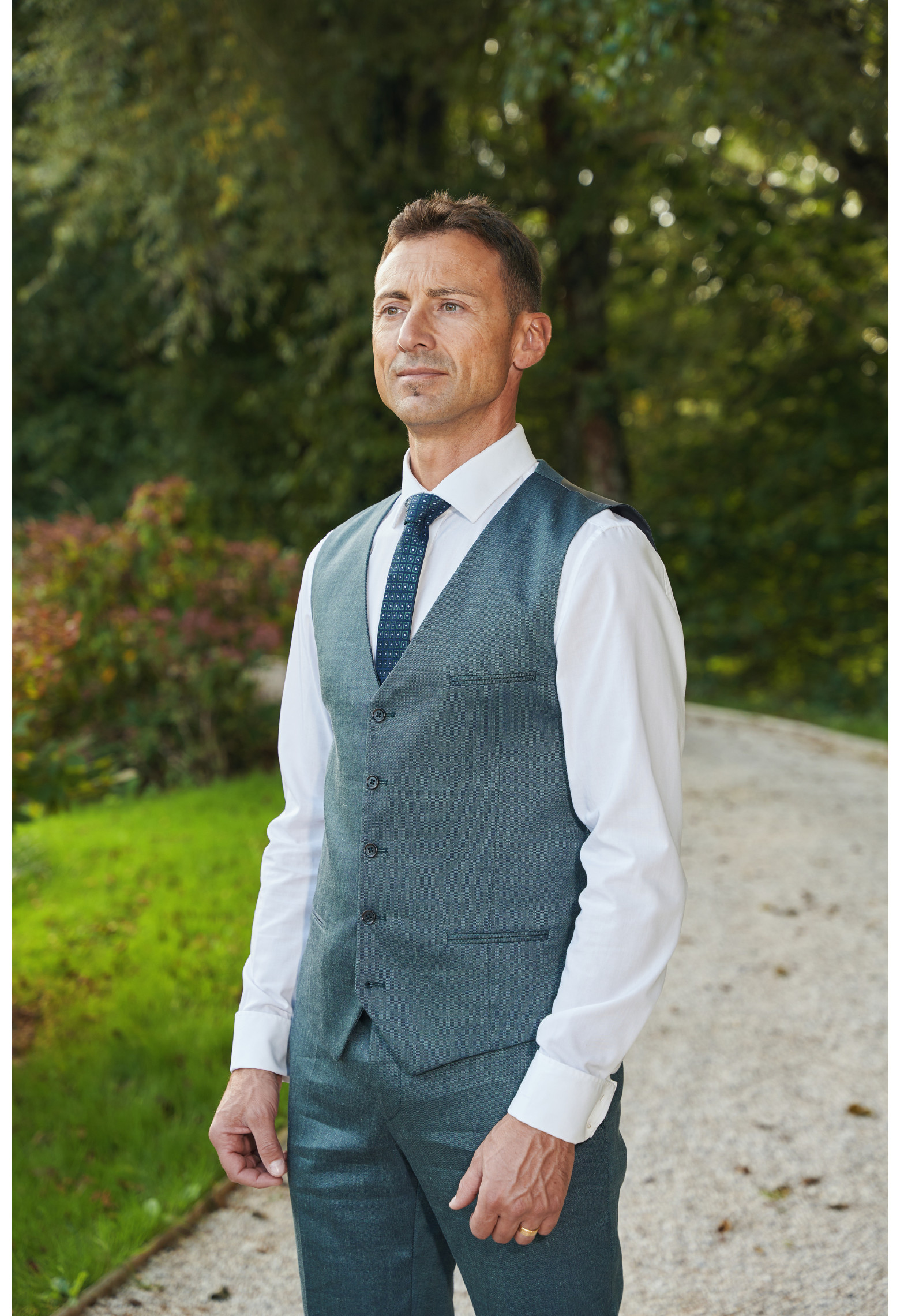 Homme portant le gilet CHRIS vert accompagné d'un nœuds papillon.