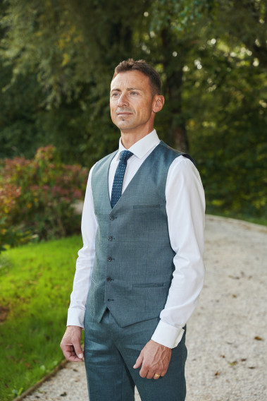 Homme portant le gilet CHRIS vert accompagné d'un nœuds papillon.