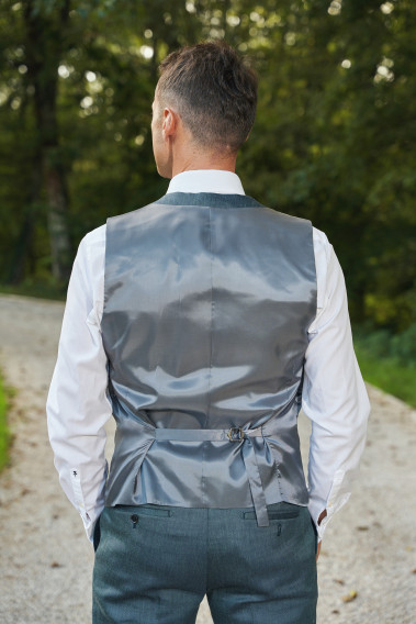 Homme de dos portant le gilet CHRIS vert avec possibilité de le resserrer.