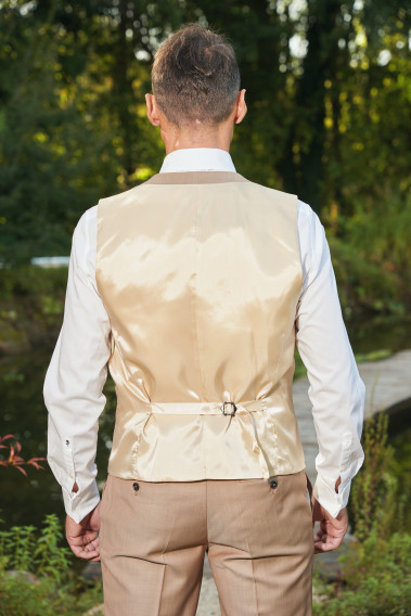 Homme de dos portant le gilet  CHRIS beige foncé avec possibilité de le resserrer.