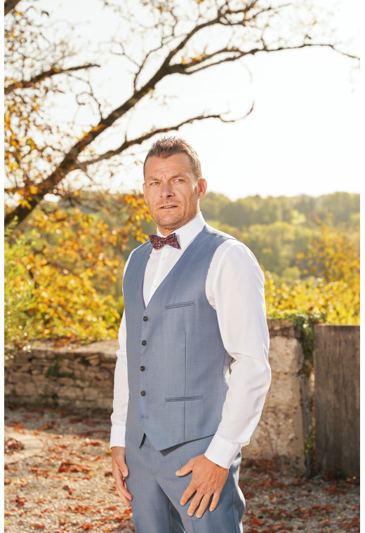 Homme portant le gilet CHRIS bleu orage accompagné d'un nœuds papillon.