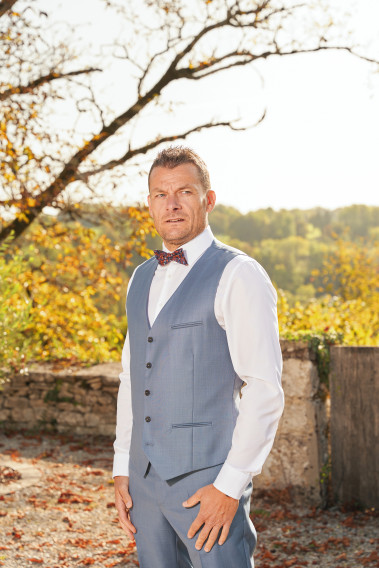 Homme portant le gilet CHRIS bleu orage accompagné d'un nœuds papillon.