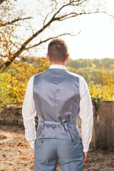 Homme de dos portant le gilet CHRIS bleu orage avec possibilité de le resserrer.