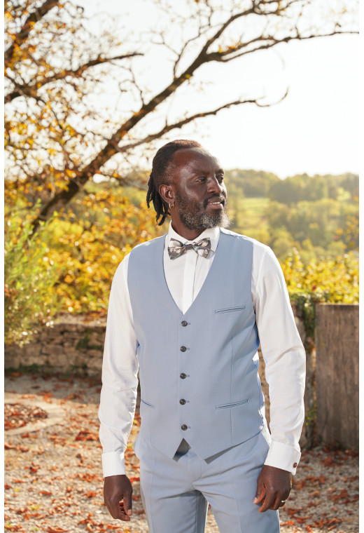 Homme portant le gilet  CHRIS bleu grisé accompagné d'un nœuds papillon.