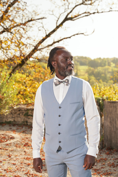 Homme portant le gilet  CHRIS bleu grisé accompagné d'un nœuds papillon.