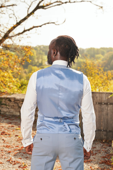 Homme de dos portant le gilet CHRIS bleu grisé avec possibilité de le resserrer.