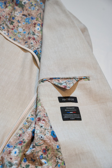 Zoom sur l’intérieur de la veste de costume GIORGIO de couleur beige. La doublure est beige, elle comporte 2 poches intérieures.