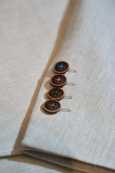 Zoom sur la manche du costume GIORGIO couleur beige. Elle comporte 4 boutons marrons.