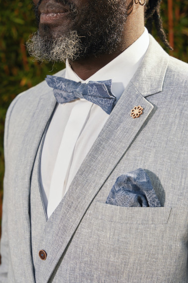 Costume GIORGIO bleu clair. Plan sur le nœuds  papillon bleu  à motif blanc et son mouchoir de poche.