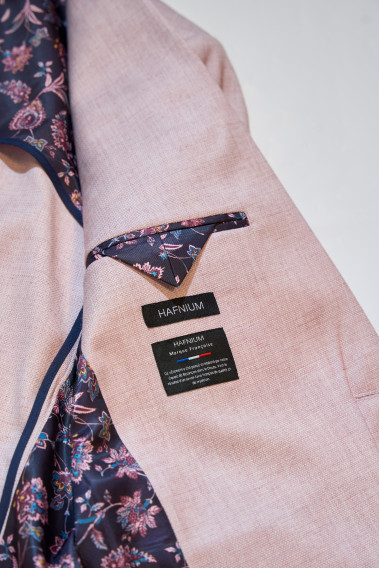 Zoom sur l'intérieur de la  veste du costume GIORGIO rose pâle. Elle comporte 2 poches d'intérieures.