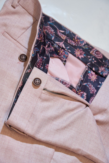 Zoom sur le pantalon du costume GIORGIO rose pâle avec une doublure comportant des motifs.
