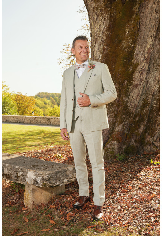 Homme de face en costume GIORGIO couleur vert 3 pièces devant un arbre.