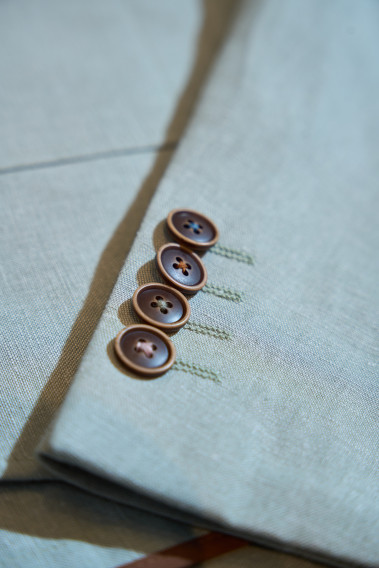 Zoom sur la manche du costume GIORGIO couleur vert. Elle comporte 4 boutons marrons.
