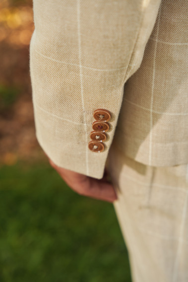 Costume GIORGIOC beige à carreaux zoom sur les manches avec boutons marrons.