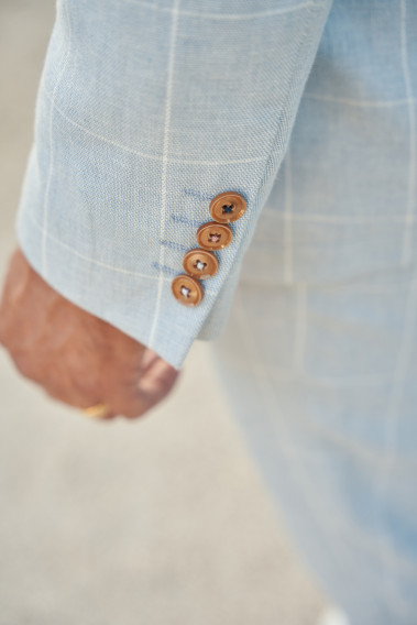 Costume GIORGIOC bleu à carreaux. Plan de la manche sur les boutons.