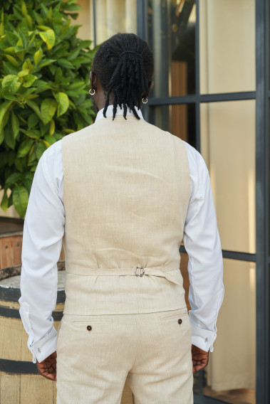 Homme de dos portant le gilet LYMA armuré beige  avec possibilité de le resserrer.