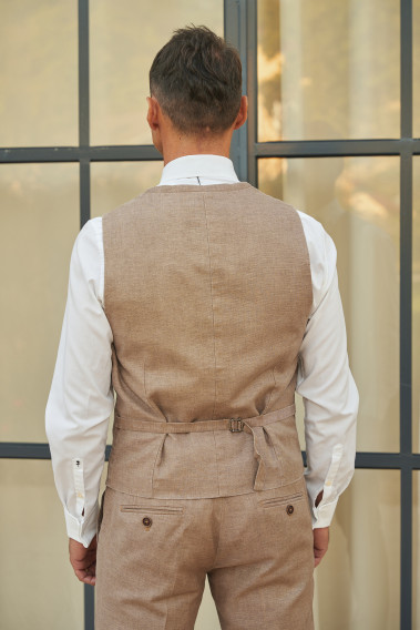 Homme de dos portant le gilet LYMAW brun avec possibilité de le resserrer.